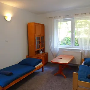 Tanie Pokoj Nr 2 1-3 Osobowy Z Lazienka Na Korytarzu Apartament